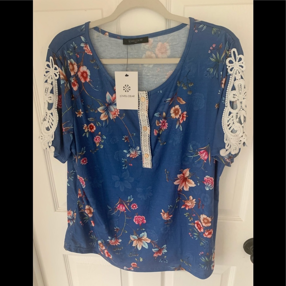 Beautiful blue floral top!